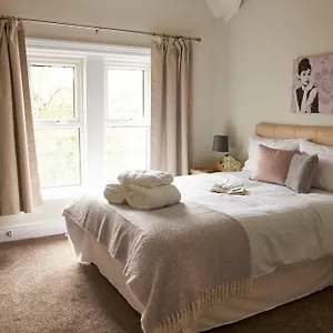 comfy-big-7-bedroom-townhouse.yorkshirehotels.net/