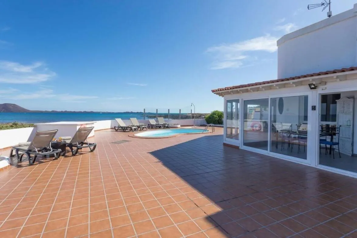 Corralejo Beachfront Villa Remos: Lobos Island View & Private Pool Spain