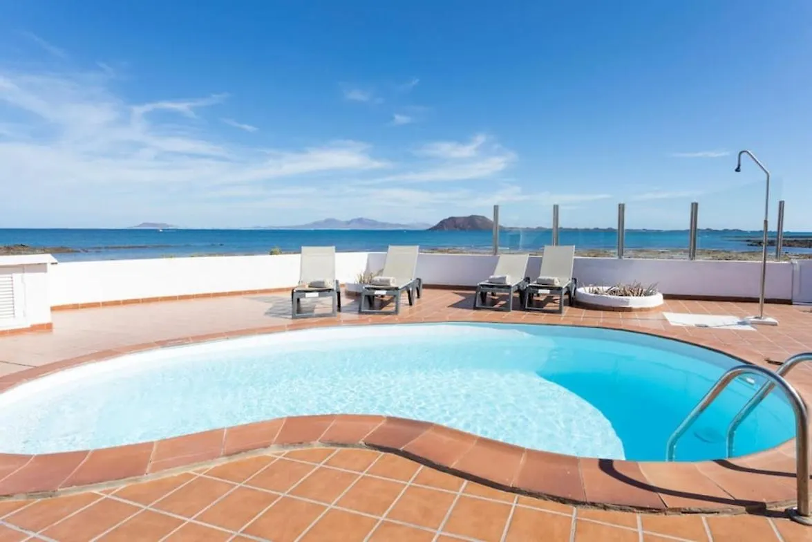 Corralejo Beachfront Villa Remos: Lobos Island View & Private Pool