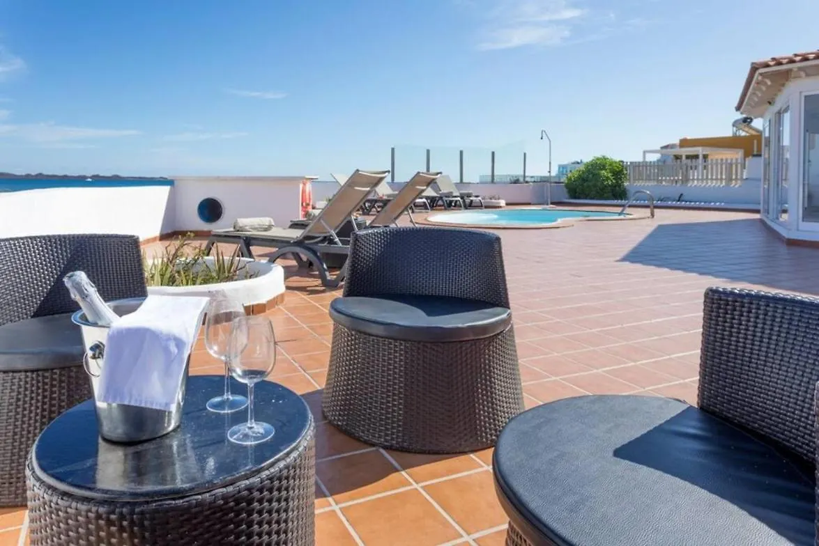 Corralejo Beachfront Villa Remos: Lobos Island View & Private Pool