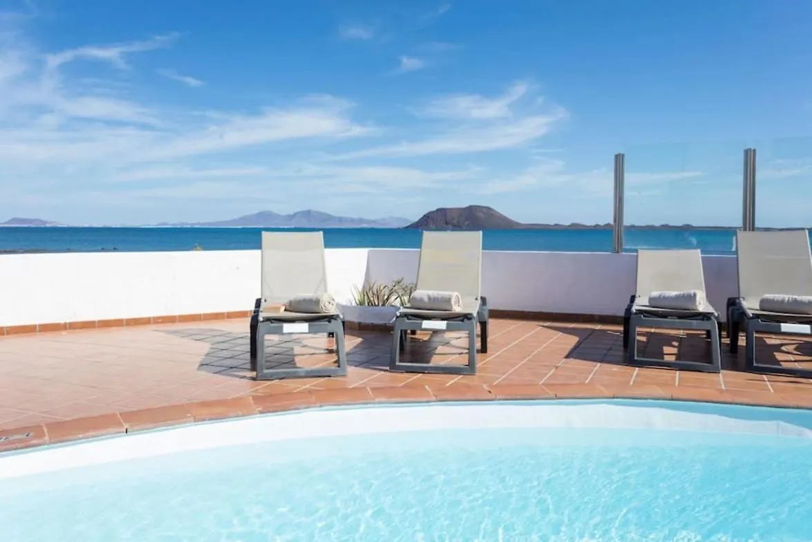 Corralejo Beachfront Villa Remos: Lobos Island View & Private Pool